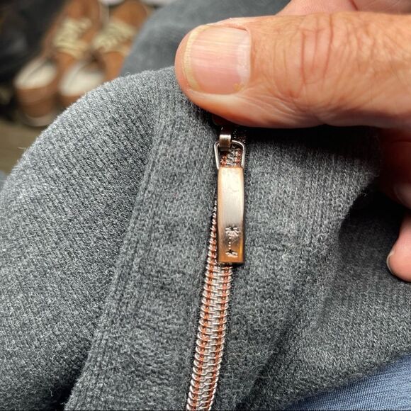 Tommy Bahama Reversible 1/4 Zip Top in Charcoal and‎ True Gray Size Medium - Picture 9 of 10